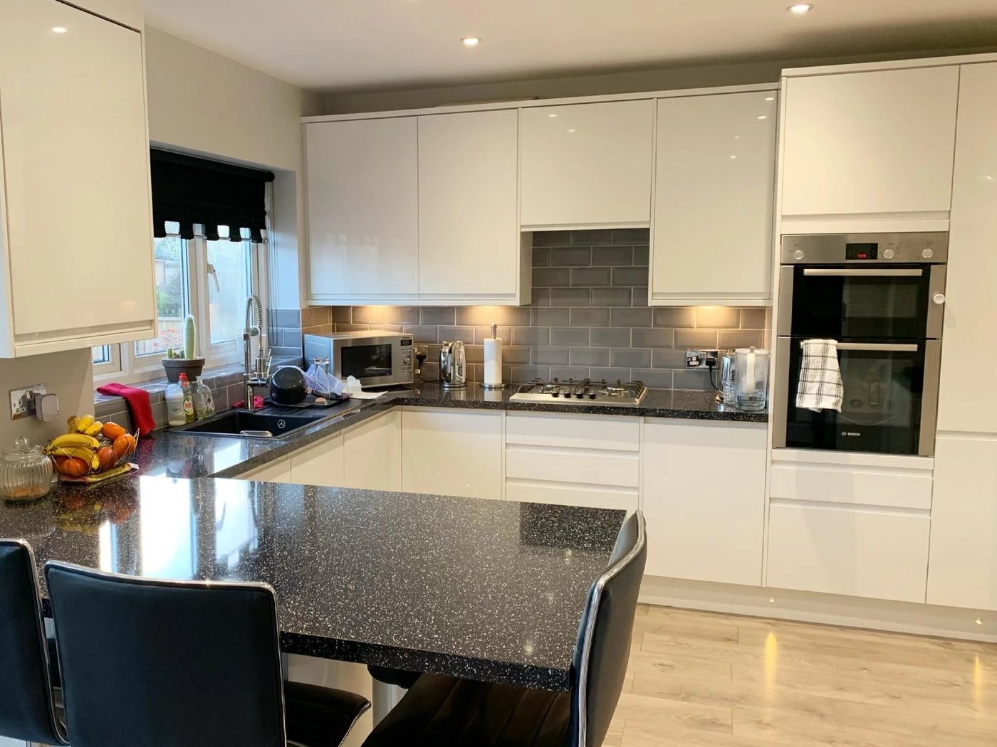 Gloss kitchen & breakfast bar